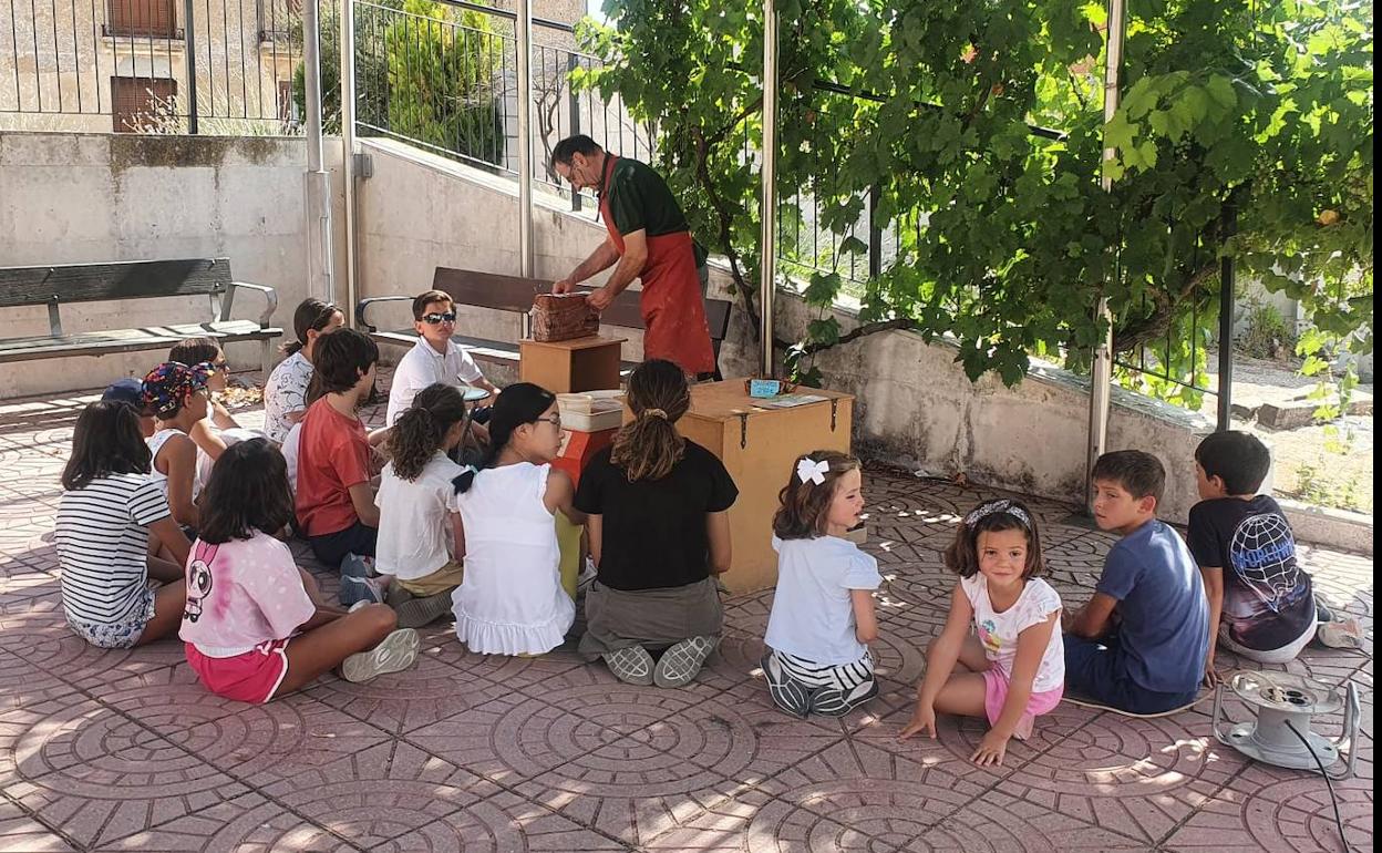 Los niños de Barruelo participando en el taller de alfarería 