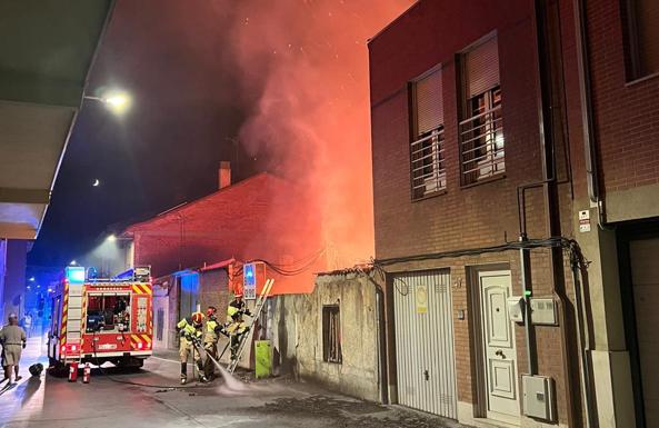 El incendio en un solar de la calle Juan Humanes provoca daños en el cableado eléctrico