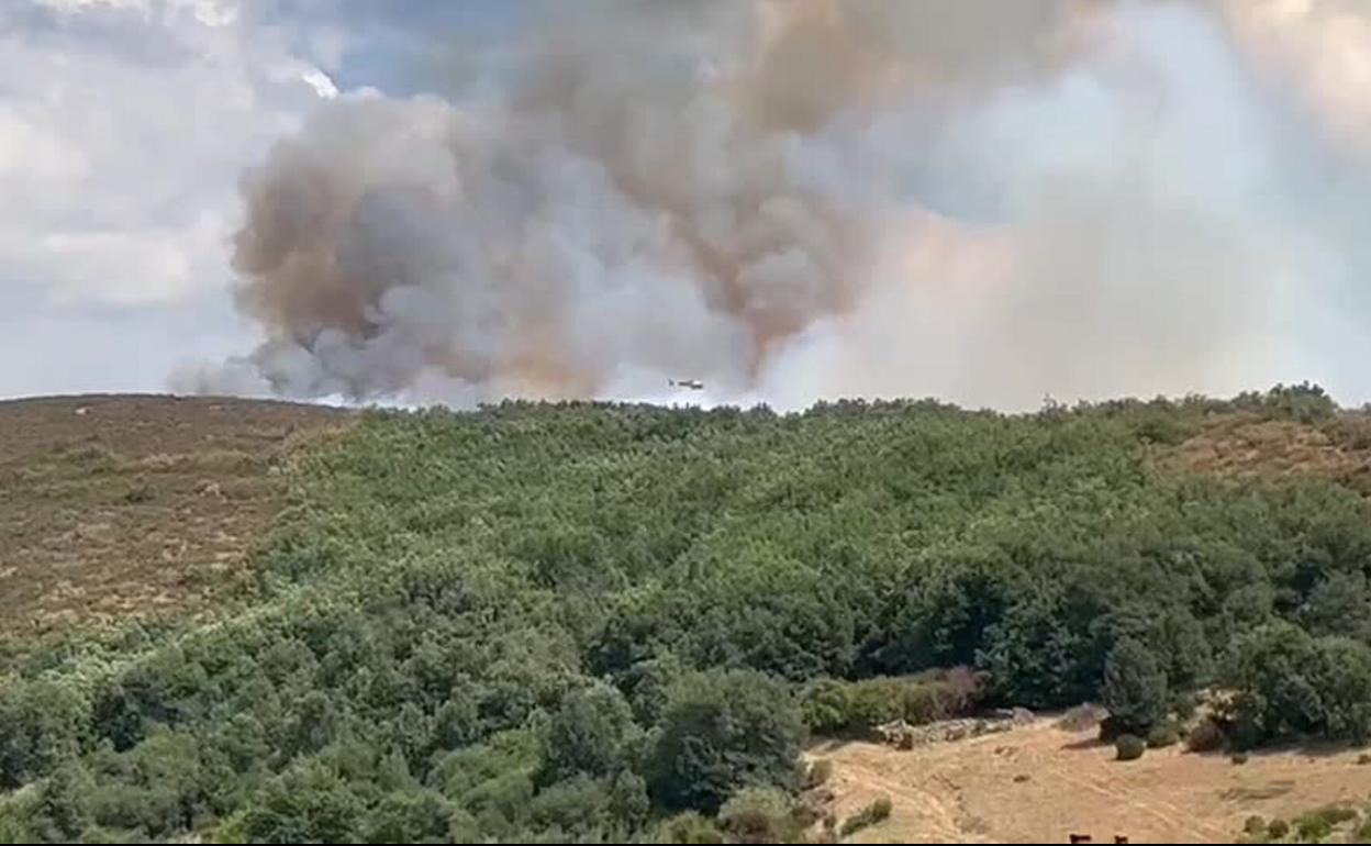 Imágenes de los medios trabajando en el incendio. 