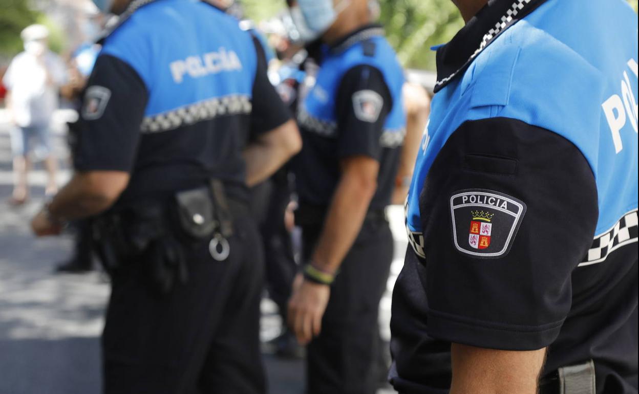 Un conductor se empotra marcha atrás en el patio de una vivienda en Palencia