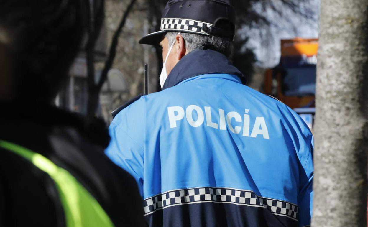 Un toldo frena la caída de un joven desde una terraza a un patio interior en Palencia