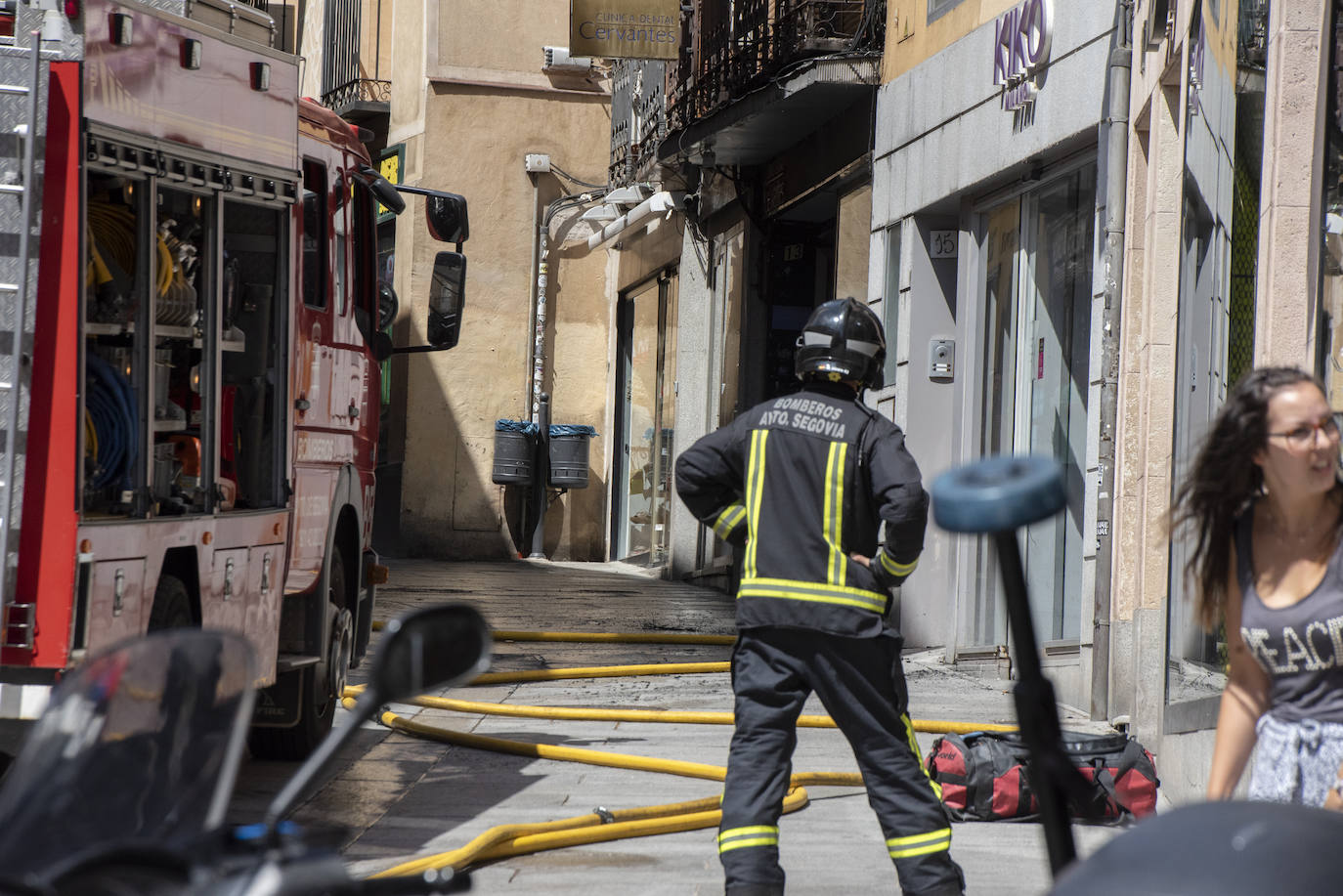 Fuego tras explotar el cajetín de fusibles e incendiarse los cables, en un edificio de la Calle Real de Segovia, este miércoles. 