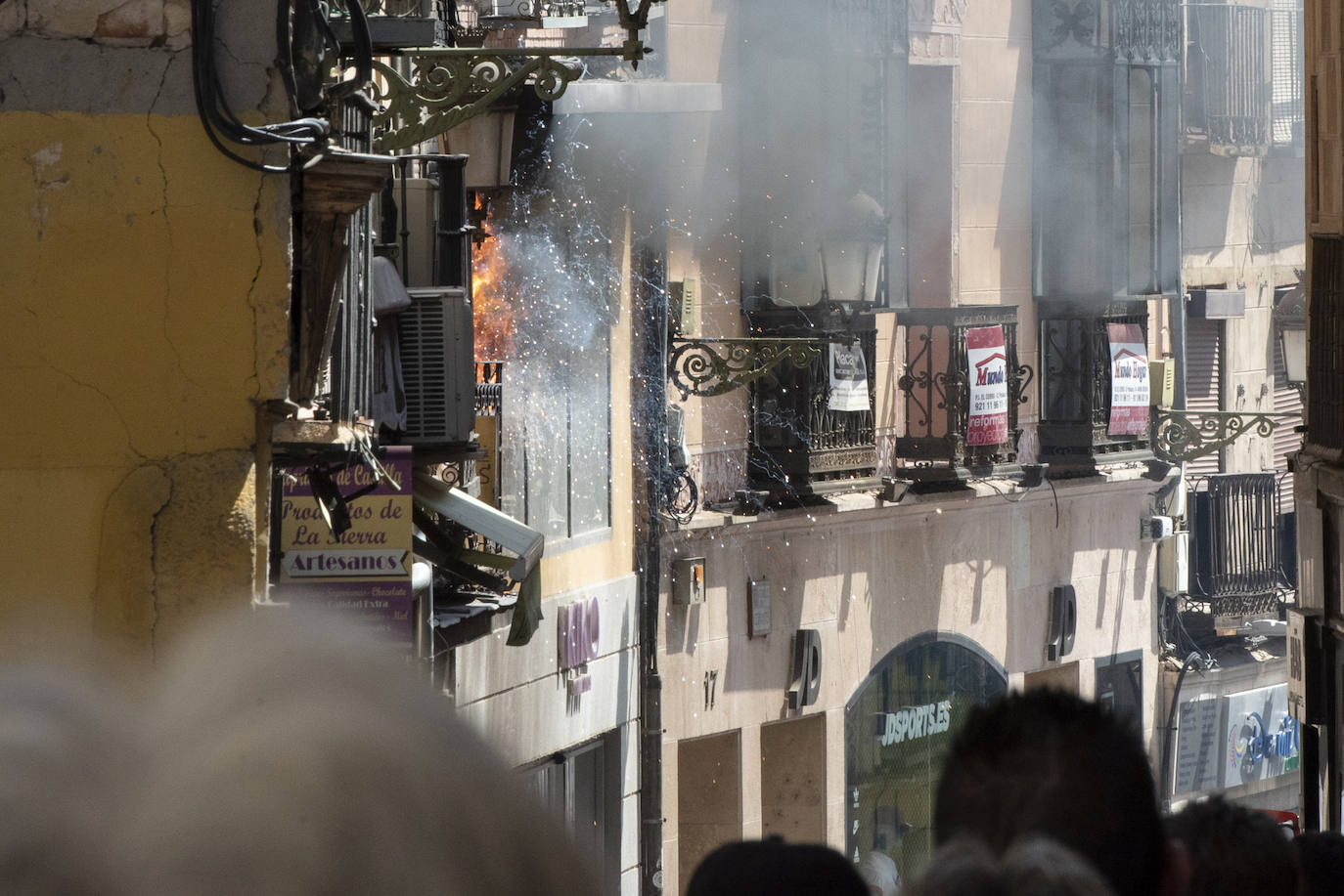 Fuego tras explotar el cajetín de fusibles e incendiarse los cables, en un edificio de la Calle Real de Segovia, este miércoles. 