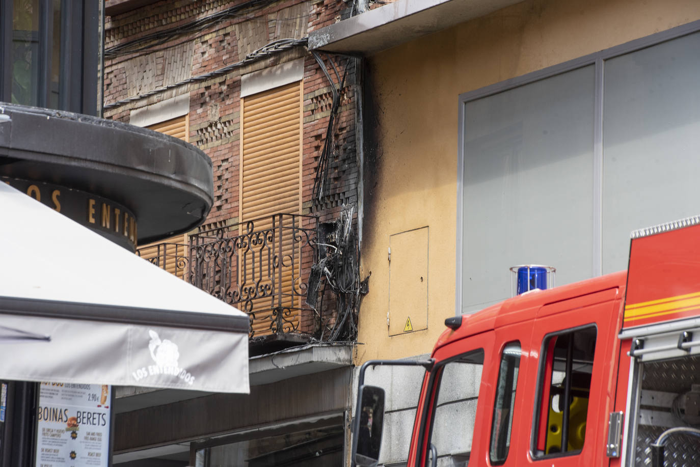 Fuego tras explotar el cajetín de fusibles e incendiarse los cables, en un edificio de la Calle Real de Segovia, este miércoles. 