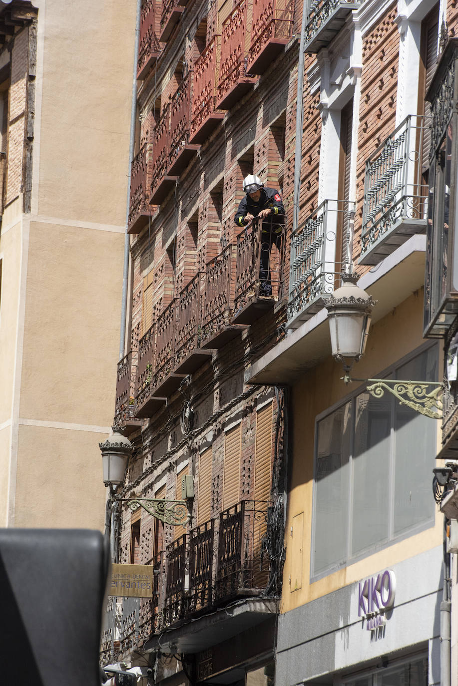 Fuego tras explotar el cajetín de fusibles e incendiarse los cables, en un edificio de la Calle Real de Segovia, este miércoles. 