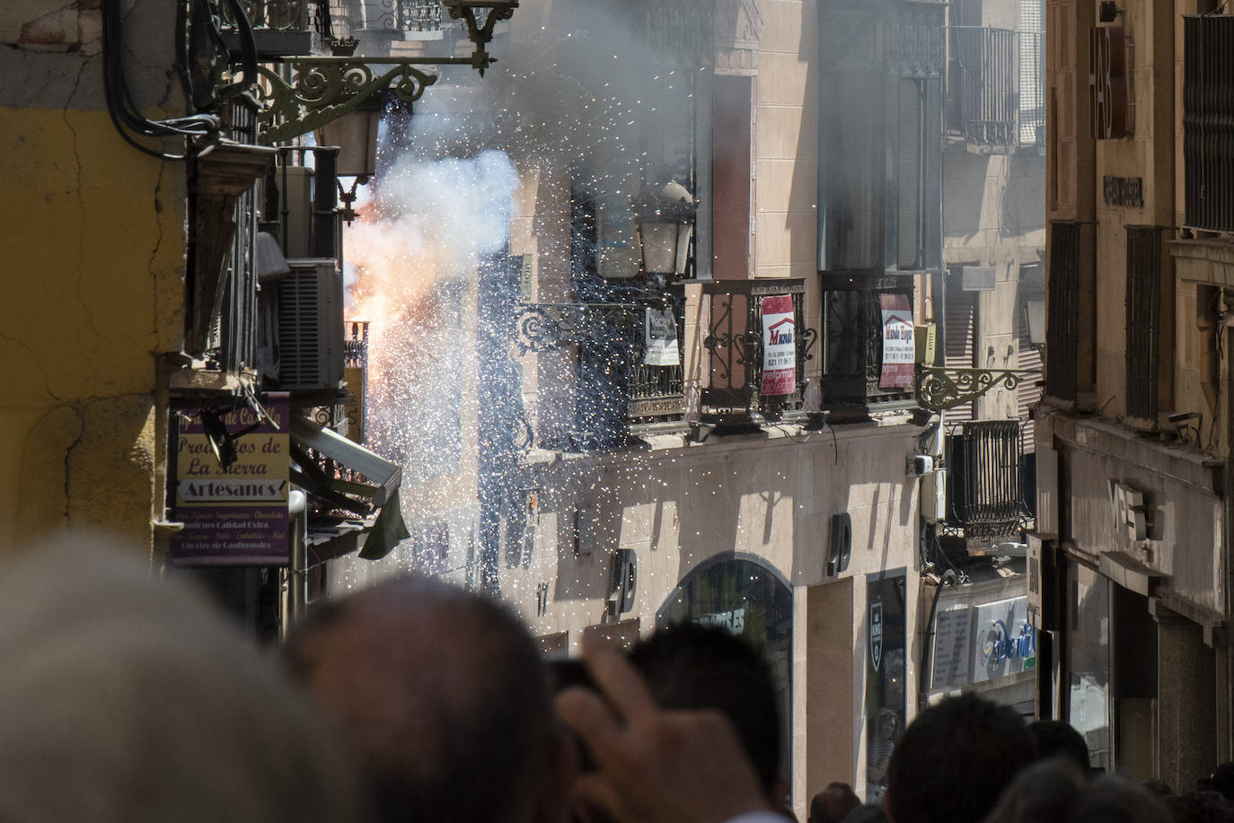 Fuego tras explotar el cajetín de fusibles e incendiarse los cables, en un edificio de la Calle Real de Segovia, este miércoles. 