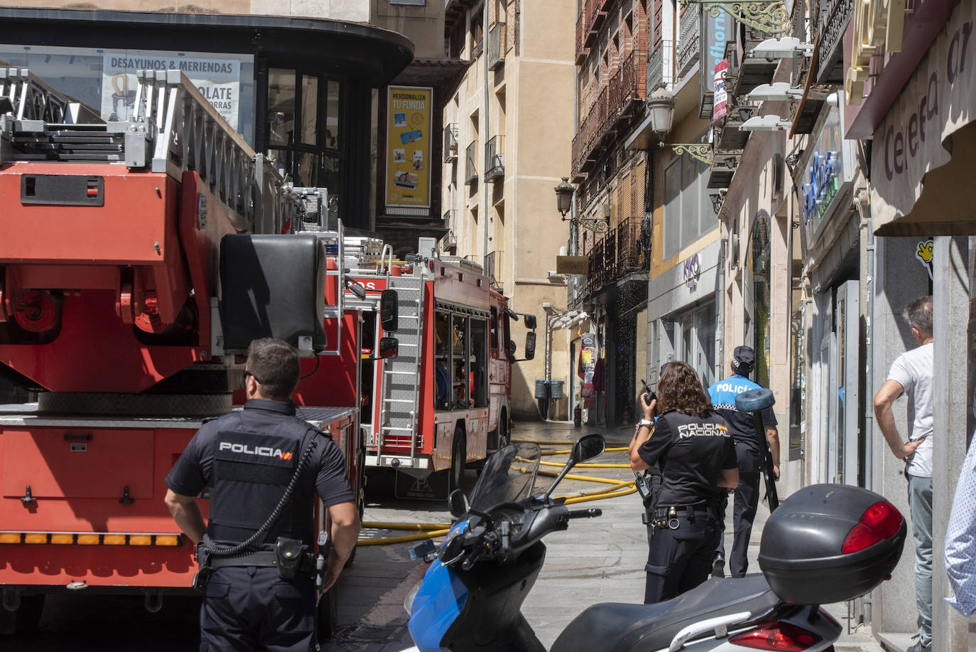 Fuego tras explotar el cajetín de fusibles e incendiarse los cables, en un edificio de la Calle Real de Segovia, este miércoles. 