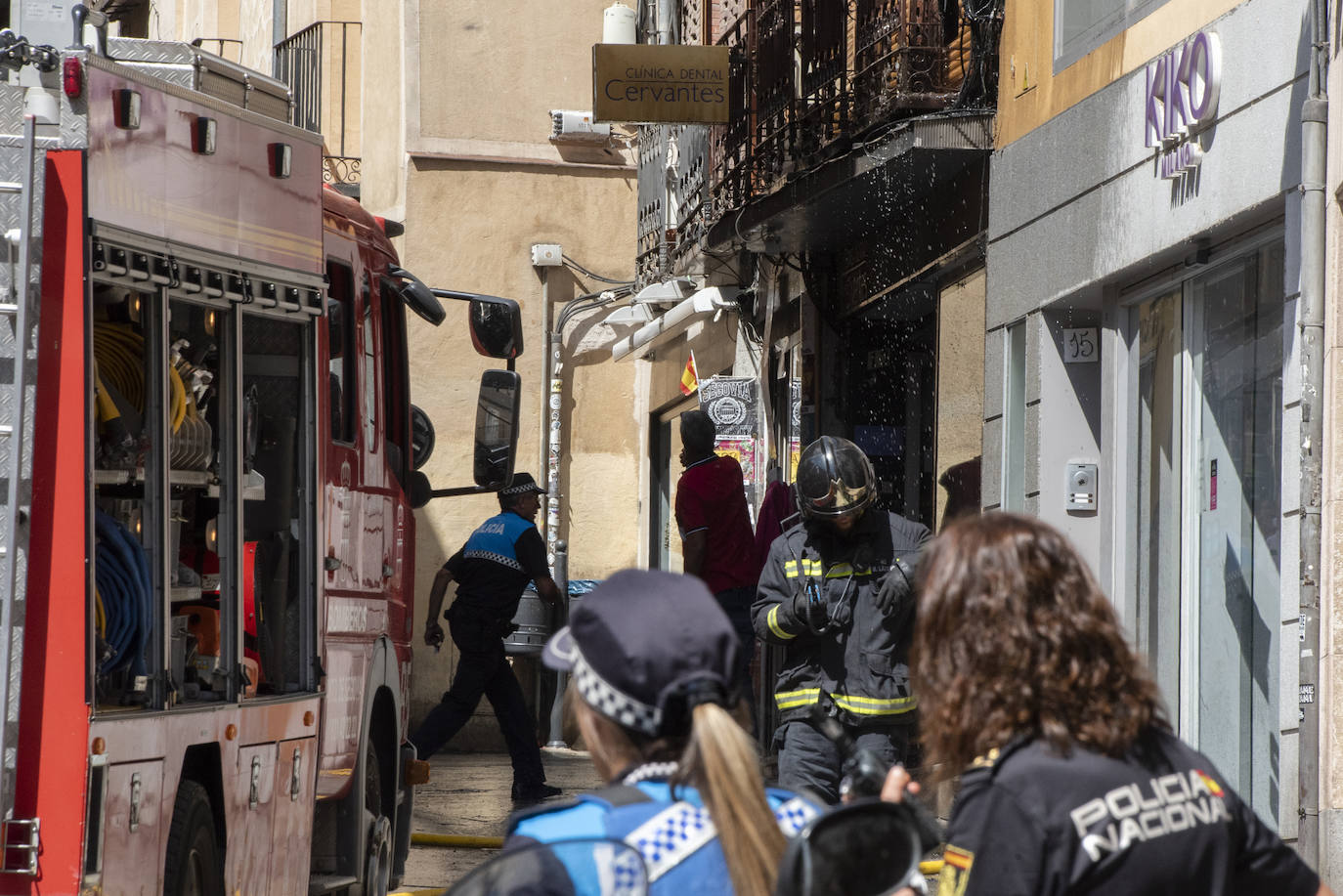 Fuego tras explotar el cajetín de fusibles e incendiarse los cables, en un edificio de la Calle Real de Segovia, este miércoles. 