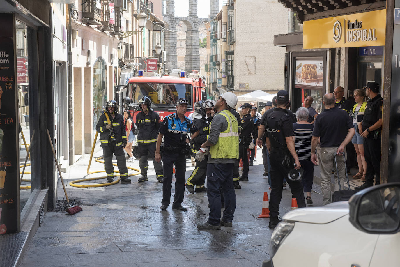 Fuego tras explotar el cajetín de fusibles e incendiarse los cables, en un edificio de la Calle Real de Segovia, este miércoles. 