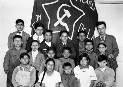 Imagen secundaria 1 - Tina Modotti como María de la Guarda en la película 'The tiger's coat' fotografiada por Johan Hagemeyer; 'Comité de la Organización de los pioneros del Partido Comunista de México', 1928; Mujer con Jicara en la cabeza', 1929, Juchitán, Oaxaca. 