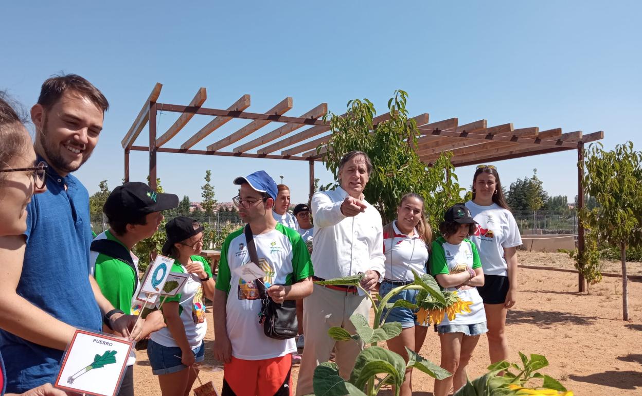 El alcalde, con los niños y jóvenes. 