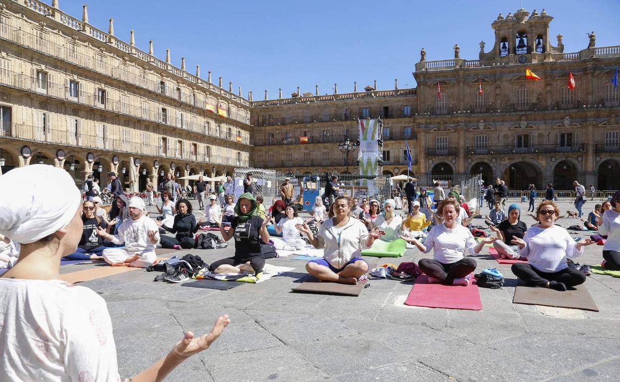 Ejercicios de yoga en medio de la Plaza Mayor. 