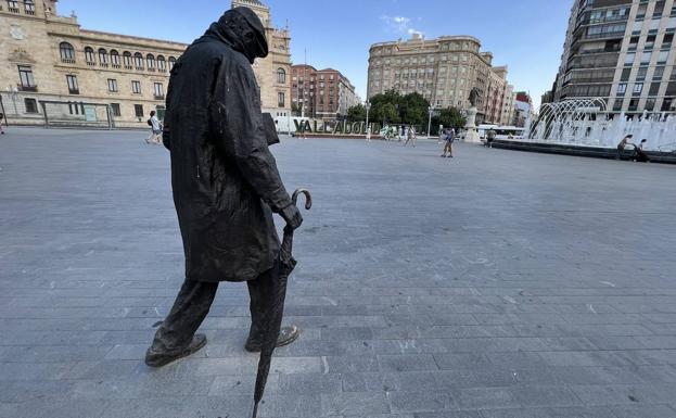 La estatua de Miguel Delibes, en Valladolid. 