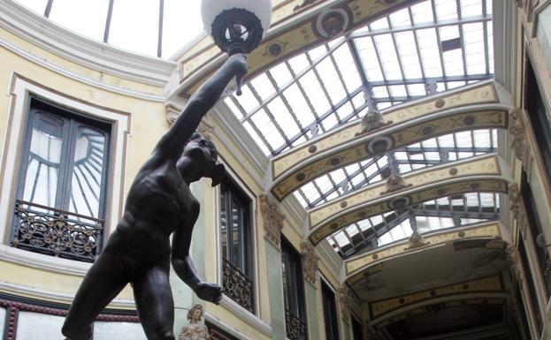 La estatua de Mercurio, en el pasaje Gutiérrez de Valladolid. 