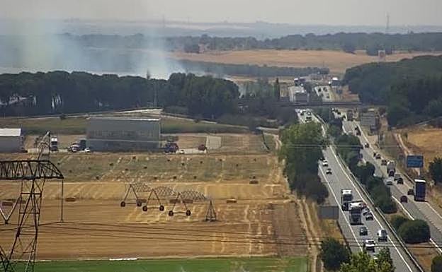 Imagen tomada por las cámaras que la DGT tiene ubicadas a la altura de Ventas de Geria y en la que se puede observar la cercanía del fuego a la A-62.