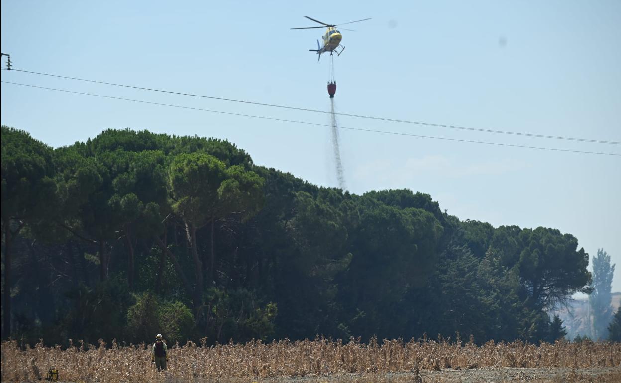Labores del extinción del incendio declarado en el término municipal de Villamarciel. 