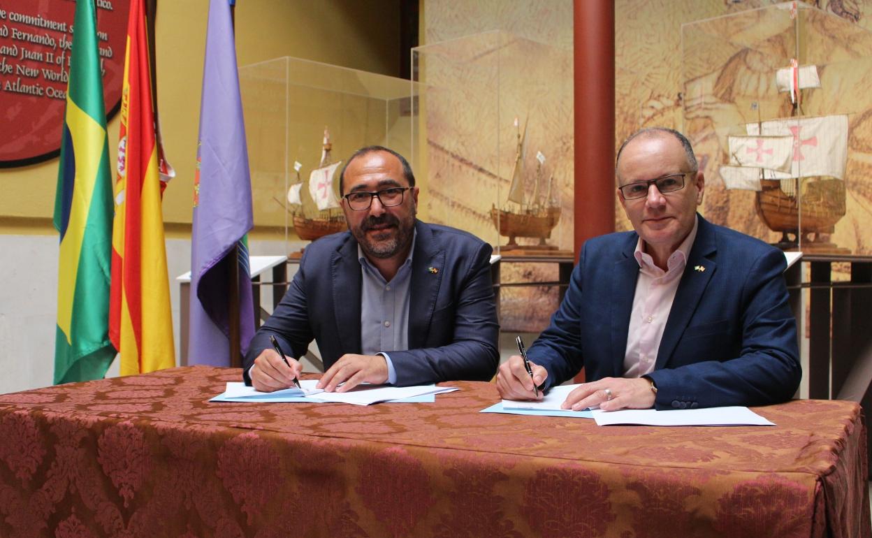 Miguel Ángel Oliveira (izquierda) y Samir Ahmad (derecha) en la firma del compromiso 