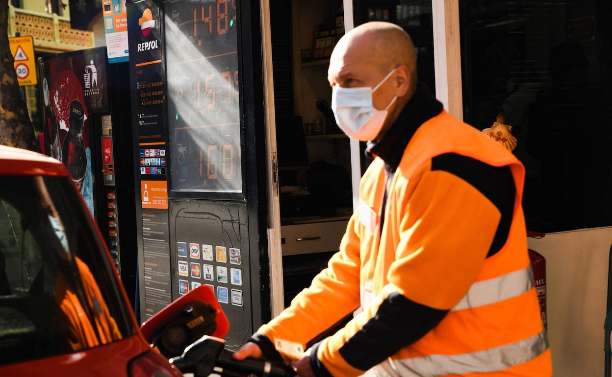 Trabajador de Repsol repostando un coche. 