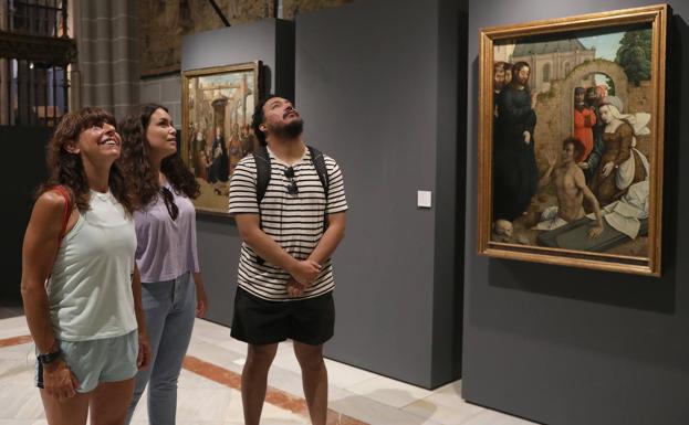 Mara Santos, Elena Santos y David Paredes, junto a la 'Resurrección de Lázaro', de Juan de Flandes.