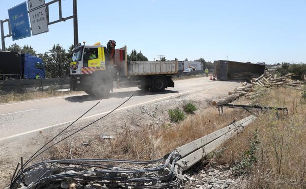 Un camión derriba un poste eléctrico y obliga a cortar el tráfico al caer los cables sobre la A-62 en Dueñas 
