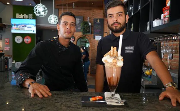 Los hermanos Javier y Daniel de la Puenten muestran su batido de chocolate 