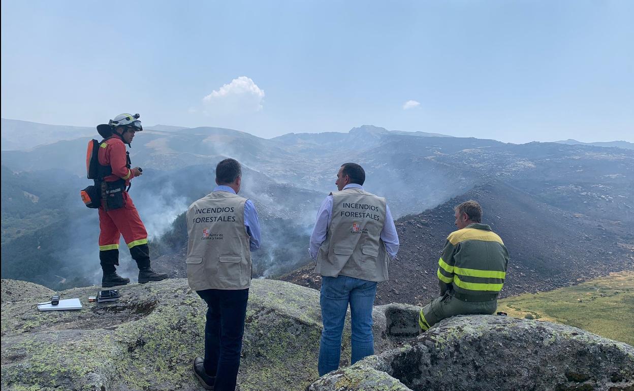 Eloy Ruiz durante una visita a uno de los incendios de este verano en Salamanca. 