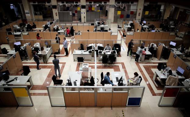 Ciudadanos en una oficina de Hacienda. 