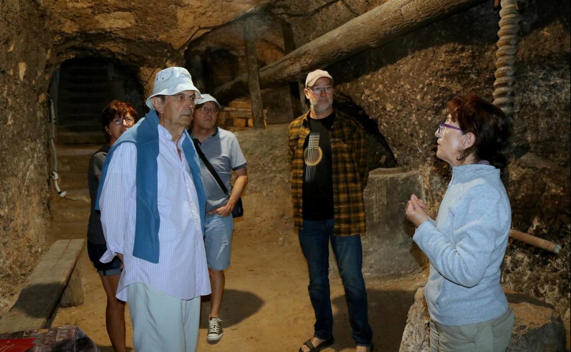 La arquitecta Pilar González, a la derecha, explica las características de las bodegas a los visitantes. 