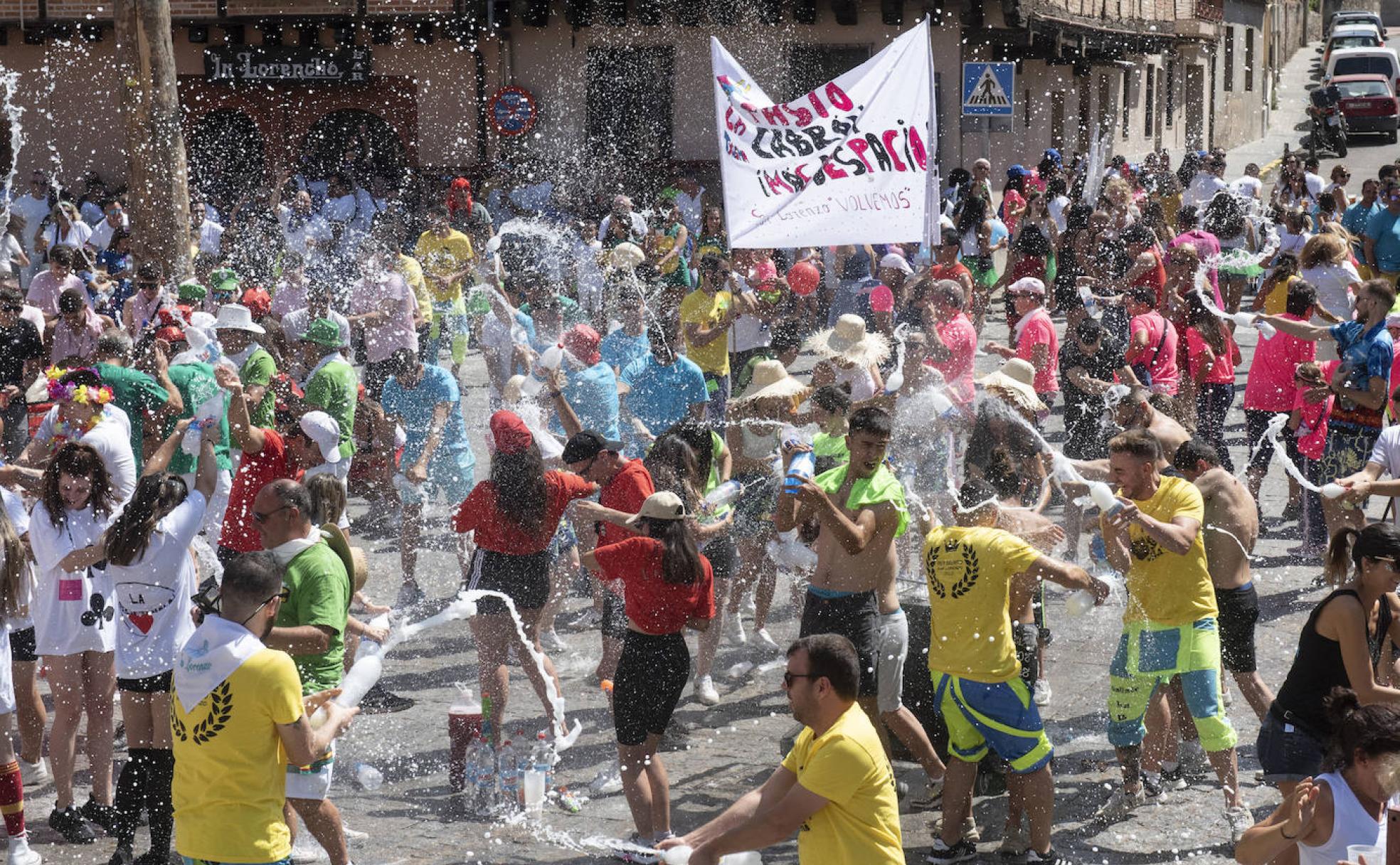 Peñistas descorchan las botellas de gaseosa en la tradicional apertura de las fiestas de San Lorenzo, este sábado. 