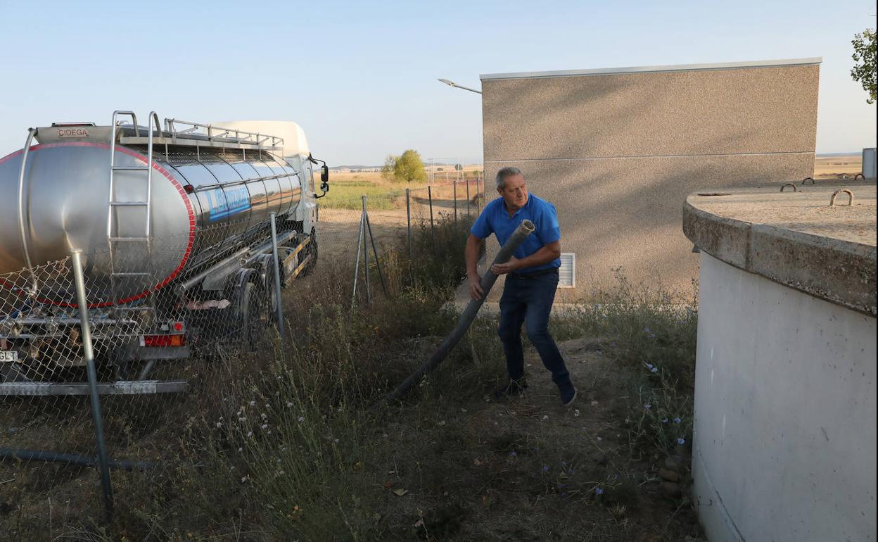 Trasvase de agua de un camión al depósito, en Villasarracino. 