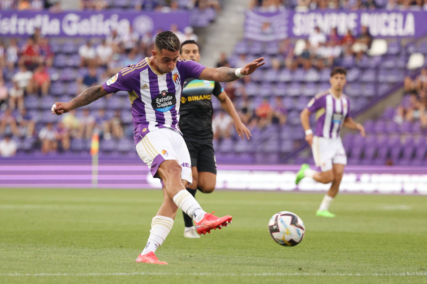 Sergio León dispara a portería ante la Lazio. 