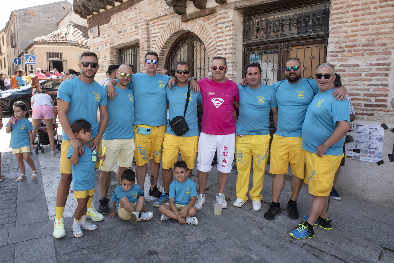 Peñistas en el pregón en la plaza de San Lorenzo de Segovia, este sábado. 