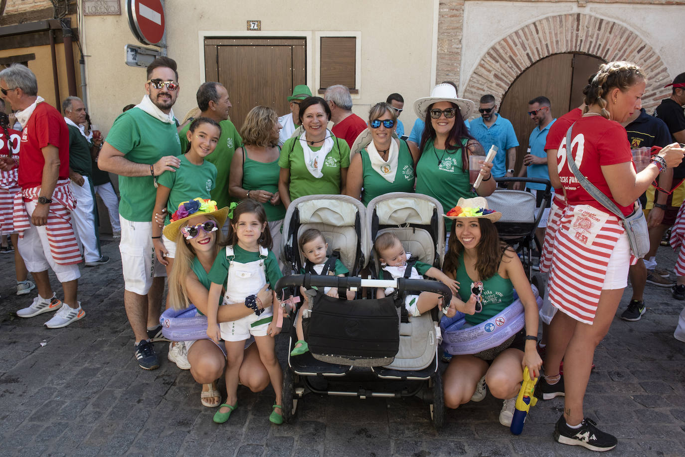 Peñistas en el pregón en la plaza de San Lorenzo de Segovia, este sábado. 