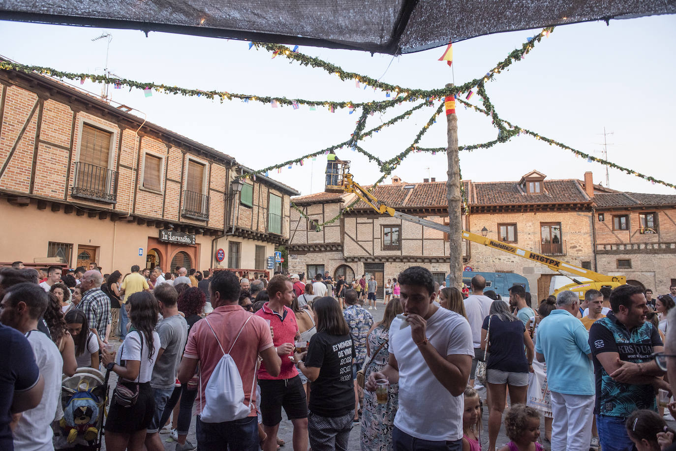 Peñistas en el pregón en la plaza de San Lorenzo de Segovia, este sábado. 