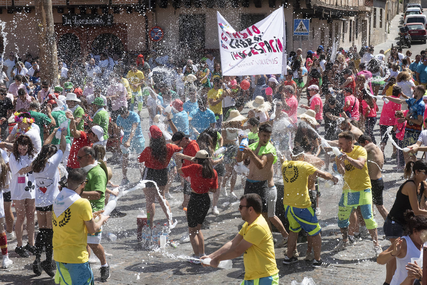 Peñistas en el pregón en la plaza de San Lorenzo de Segovia, este sábado. 