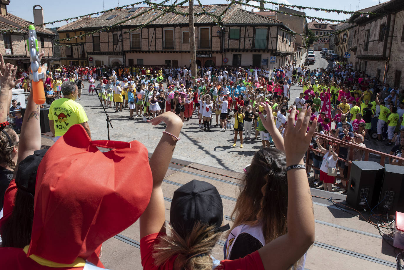 Peñistas en el pregón en la plaza de San Lorenzo de Segovia, este sábado. 