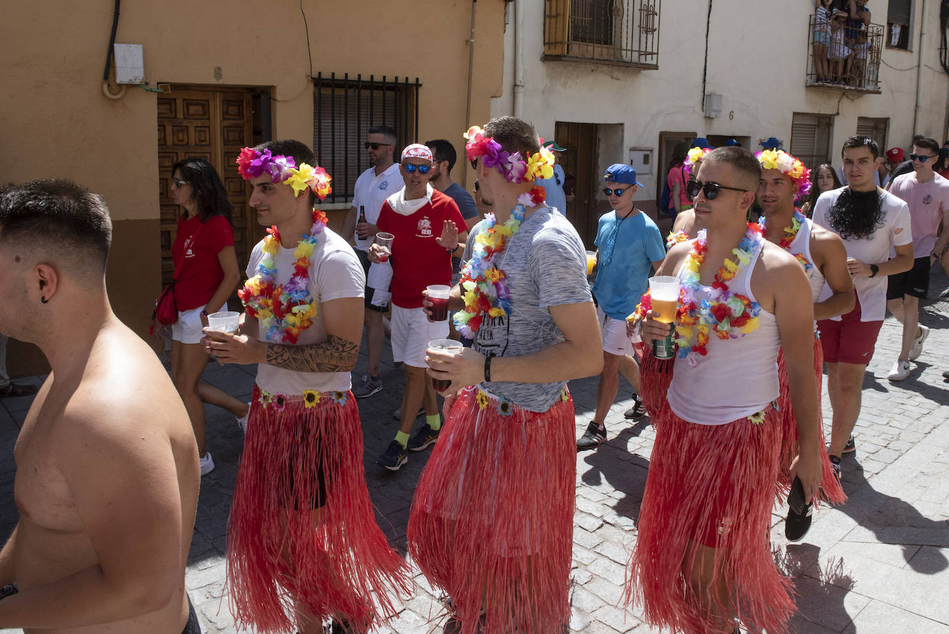 Peñistas en el pregón en la plaza de San Lorenzo de Segovia, este sábado. 