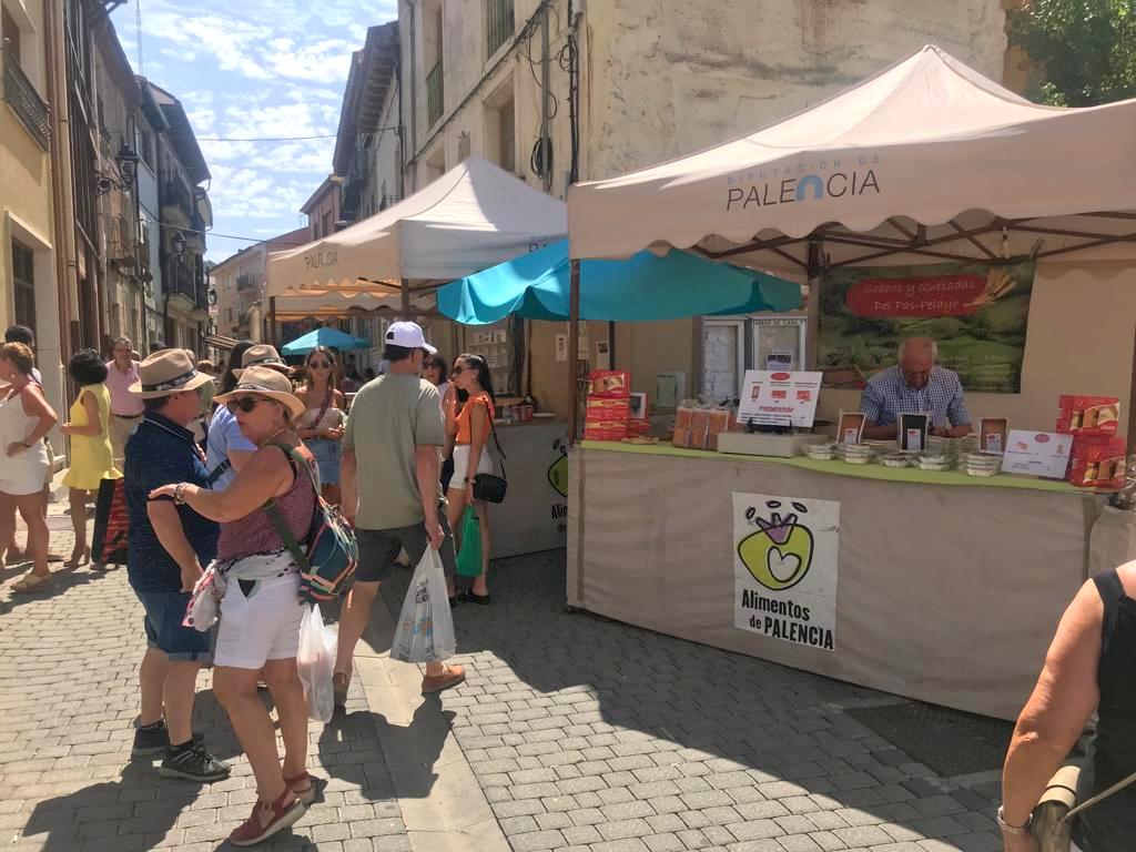 Numerosos cerrateños acudieron a la capital del Cerrato para disfrutar de una animada Feria