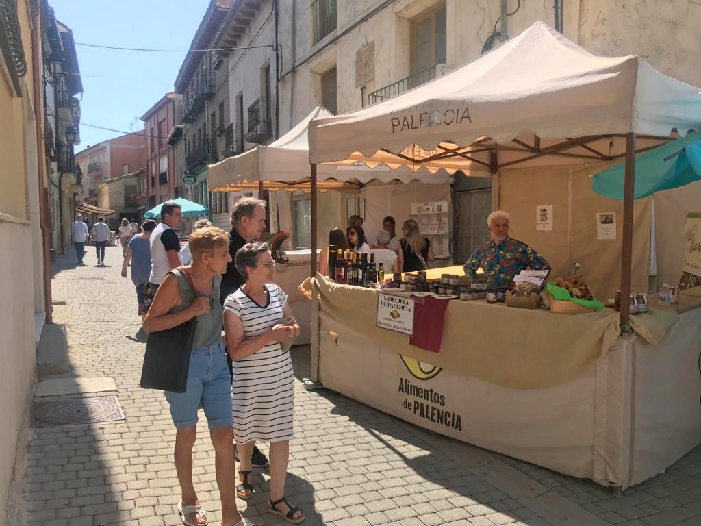 Numerosos cerrateños acudieron a la capital del Cerrato para disfrutar de una animada Feria