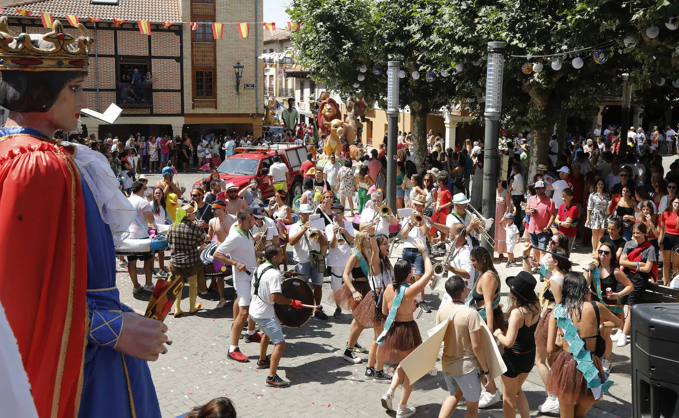 Animado desfile en el festival del cangrejo en Herrera. 