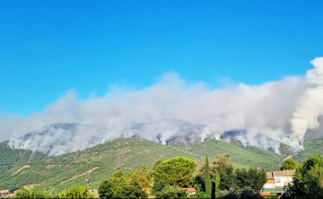 Incendio en Santa Cruz del Valle (Ávila) visto desde Pedro Bernardo.