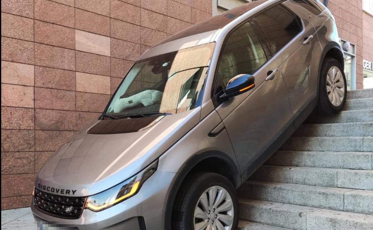 Atasca el coche en unas escaleras de Ávila tras un fallo en el GPS