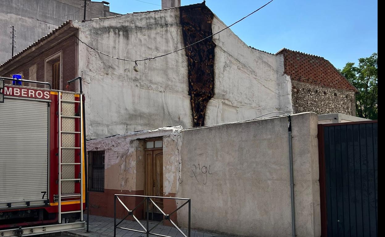 Imagen de la fachada de la vivienda afectada por las llamas. 