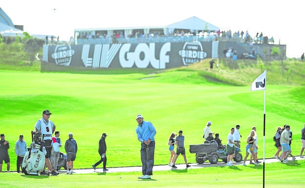 Nuevo circuito.  La primera prueba del LIV Golf Invitational Series, respaldada por las grandes fortunas saudís, ha sacudido los cimientos de esa disciplina y causado deserciones significativas con el reclamo de premios colosales.