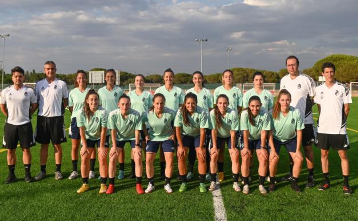 La plantilla del Real Valladolid Simancas, antes de iniciar este lunes los entrenamientos de pretemporada