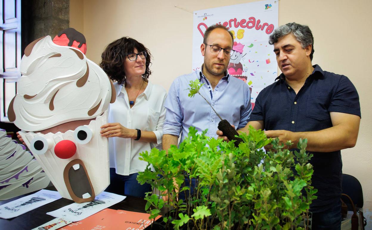 En la imagen la responsable del Divierteatro, Miriam Hernández, el alcalde de Ciudad Rodrigo Marcos Iglesias y el director de la Feria de Teatro Manuel González durante la presentación de Divierteatro, programa de animación infantil de la Feria de Teatro de Castilla y León