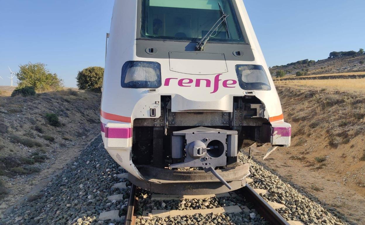 El tren Soria-Madrid colisiona contra una furgoneta en el paso a nivel de Radona