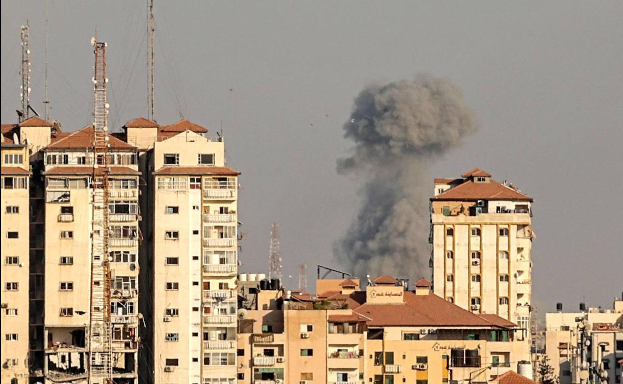 El humo se eleva tras un ataque aéreo israelí en la ciudad de Gaza el 7 de agosto.