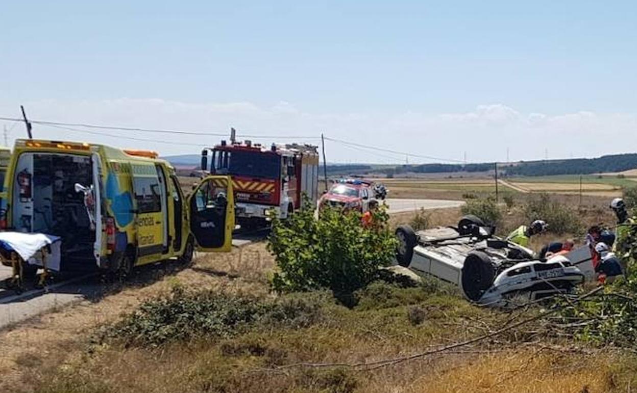 El coche volcado junto al operativo de Sacyl y Bomberos desplazado hasta el lugar