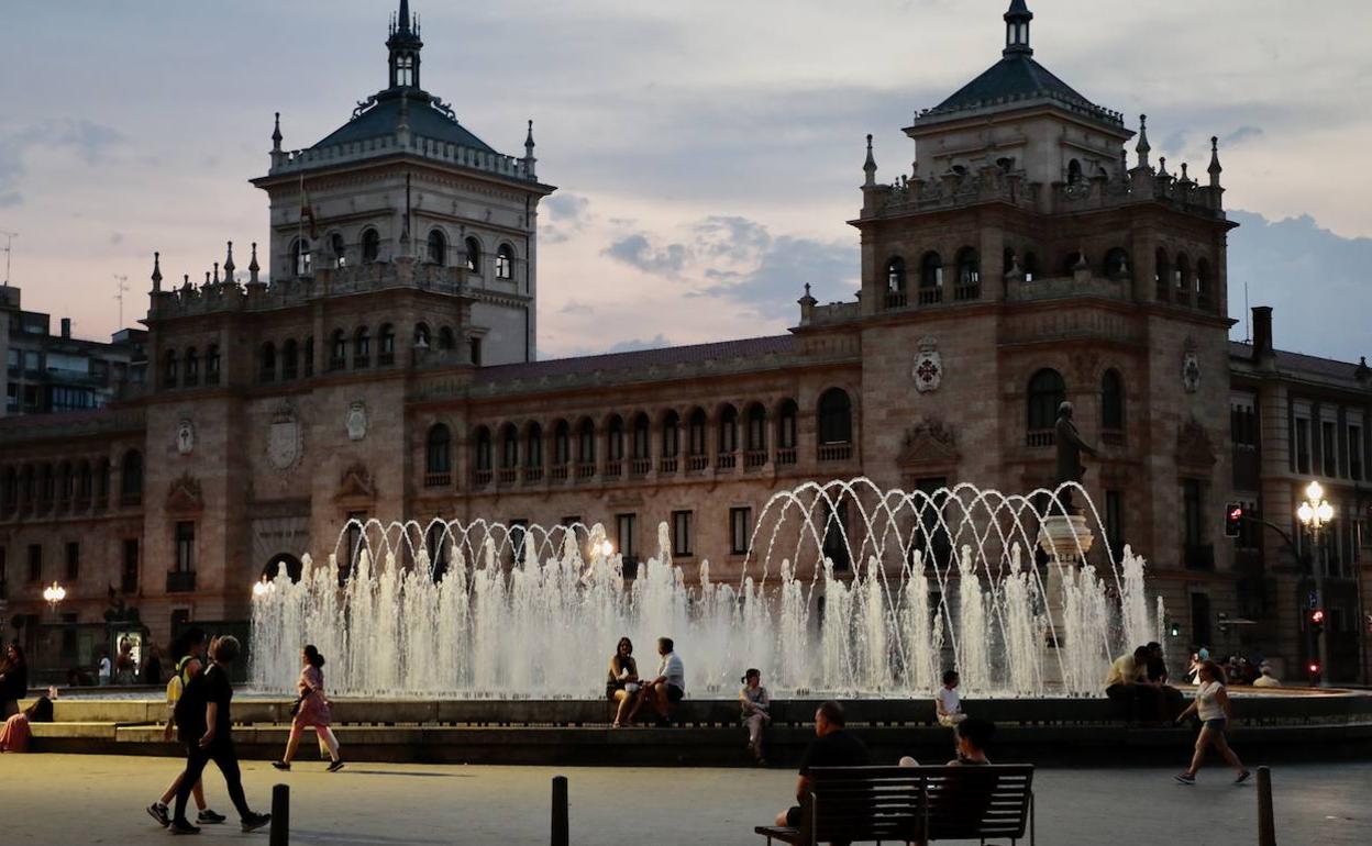 La Academia de Caballería de Valladolid, con las luces apagadas al ocaso.